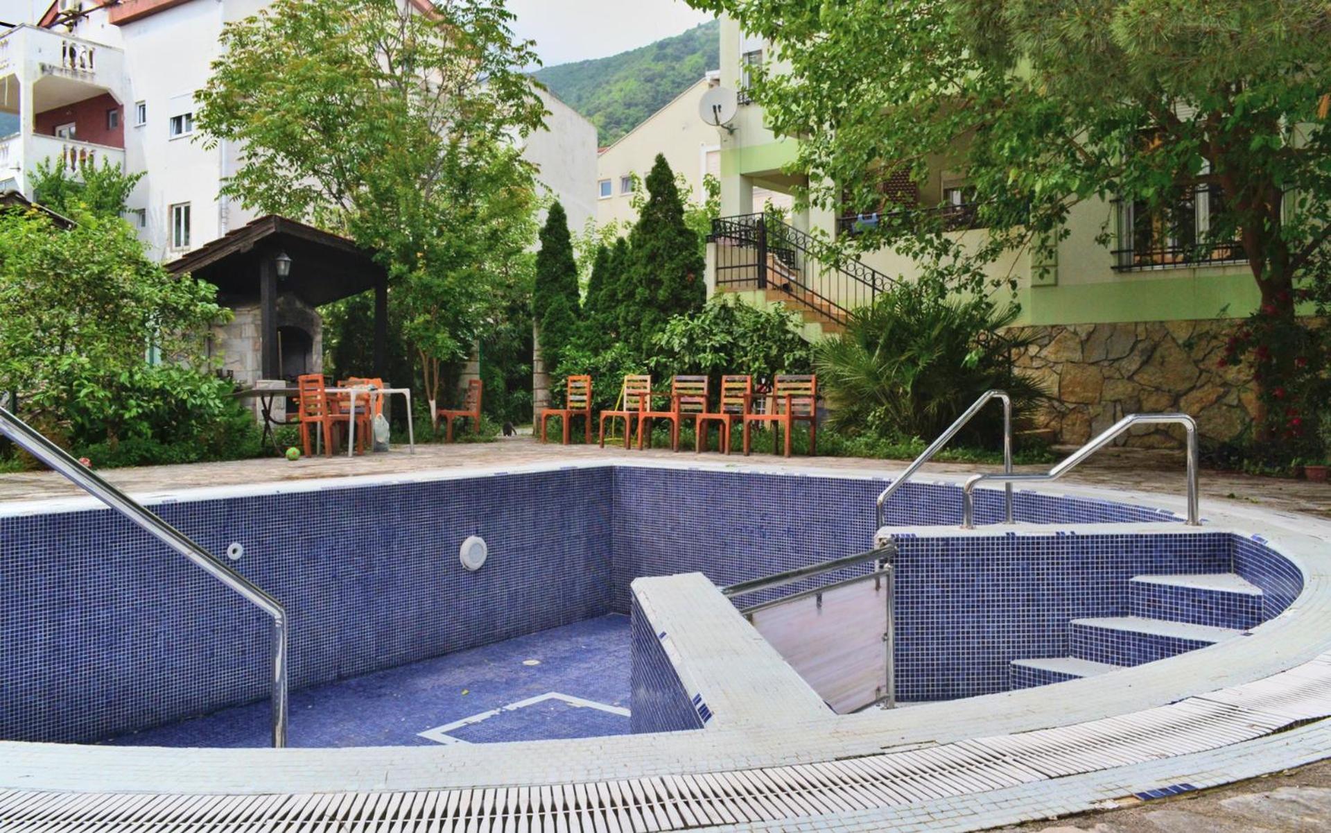 Club House With Garden And Pool Budva
