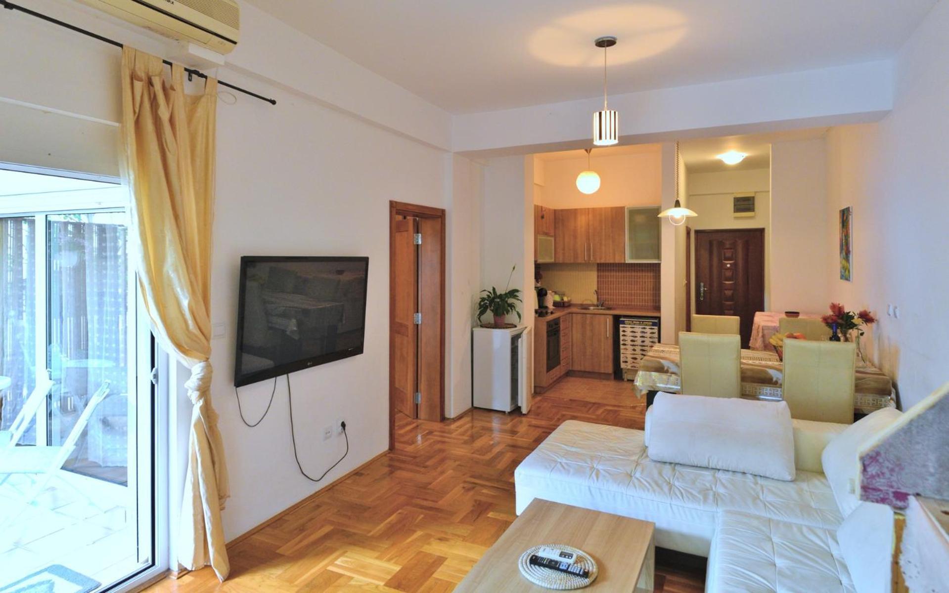 Club House With Garden And Pool Apartment