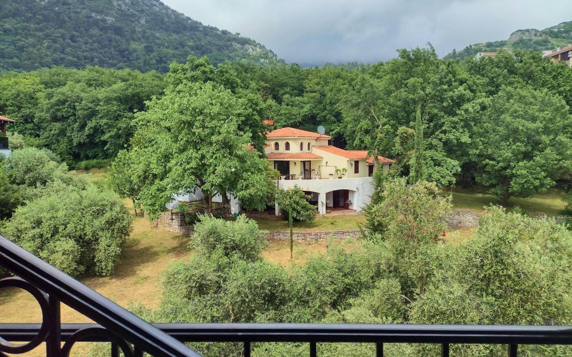 Club House With Garden And Pool